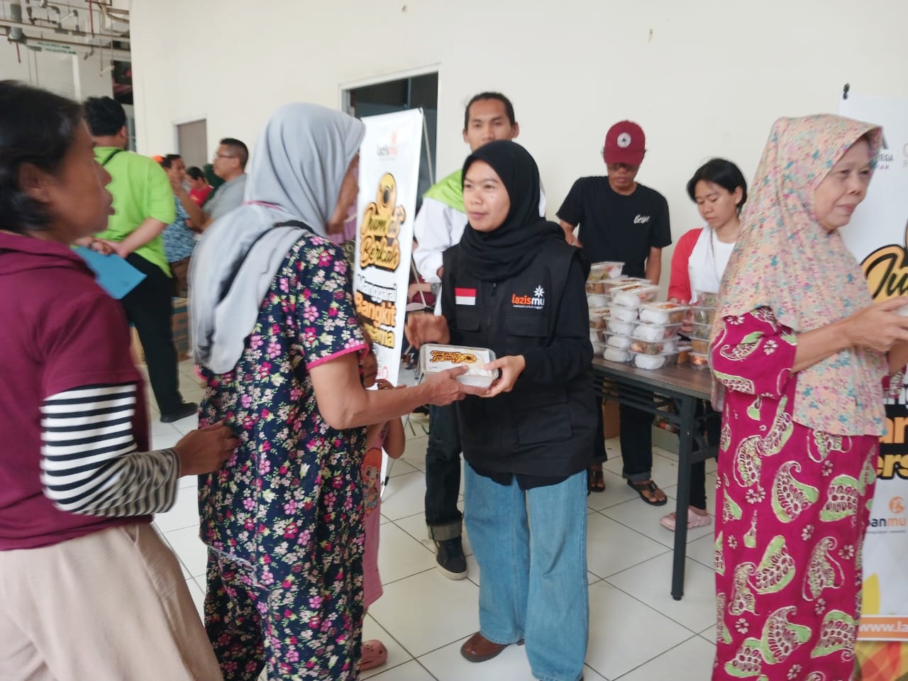 Penyerahan bantuan 300 paket nasi rendang Lazismu